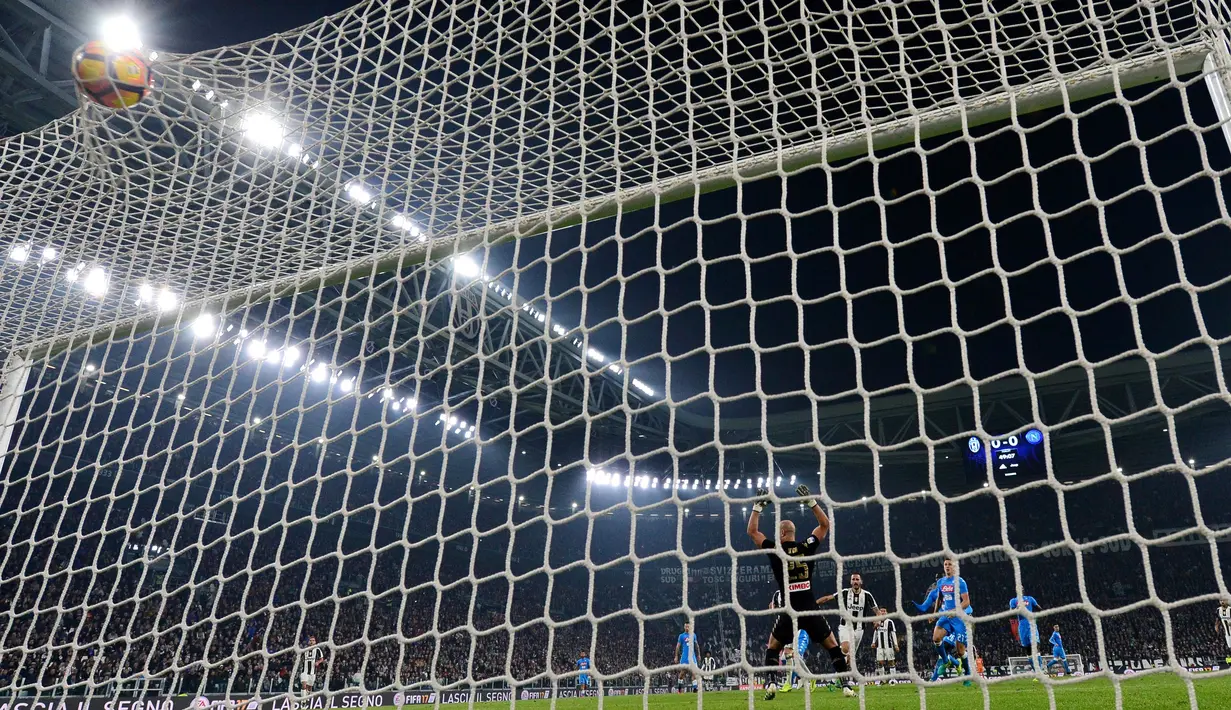Gawang Napoli berhasil dibobol oleh pemain belakang Juventus, Leonardo Bonucci saat pertandingan liga Italia Seri A di Stadion Juventus, Turin, Italia (29/10). Juventus berhasil menang tipis dengan skor 2-1 atas Napoli. (AFP/Giuseppe Cacace)