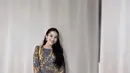 Di Lebaran hari keempat, Ayu Ting Ting memilih baju kurung motif floral berwarna dark grey-coklat susu yang menawan. Baju kurung dari brand lokal Malaysia, Moderee itu ditaksir seharga Rp600 ribuan. [@Instagram/ayutingting92].