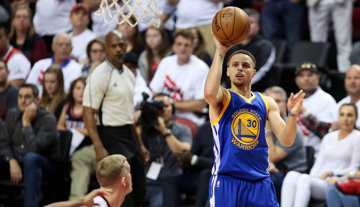 Stephen Curry (30) melakukan tembakan tiga angka saat melawan Portland Trail Blazers pada NBA Playoffs di Moda Center, Rose Quarter, Portland, (9/5/2016). (Mandatory Credit: Jaime Valdez-USA TODAY Sports)