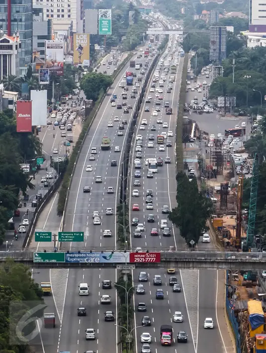 Untuk mengantisipasi kemacetan panjang, Jasa Marga akan mengoperasikan 21 gardu tol agar tidak terjadi penumpukan dan antrian yang mengular, Jakarta, Minggu (27/3/2016). (Liputan6.com/Fery Pradolo)