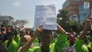 Mahasiswa membawa poster dalam unjuk rasa di Kantor Gubernur Jawa Tengah, Jalan Pahlawan Semarang, Selasa (24/9/2019). Mahasiswa dari berbagai universitas meneriakkan kecaman terhadap DPR sebagai protes terhadap rencana pengesahan Rancangan KUHP dan sejumlah RUU lain. (Liputan6.com/Gholib)