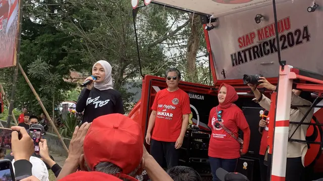 Istri Capres nomor urut 3 Ganjar Pranowo, Siti Atikoh, di Lapangan Kwarasan, Kota Magelang, Jawa Tengah