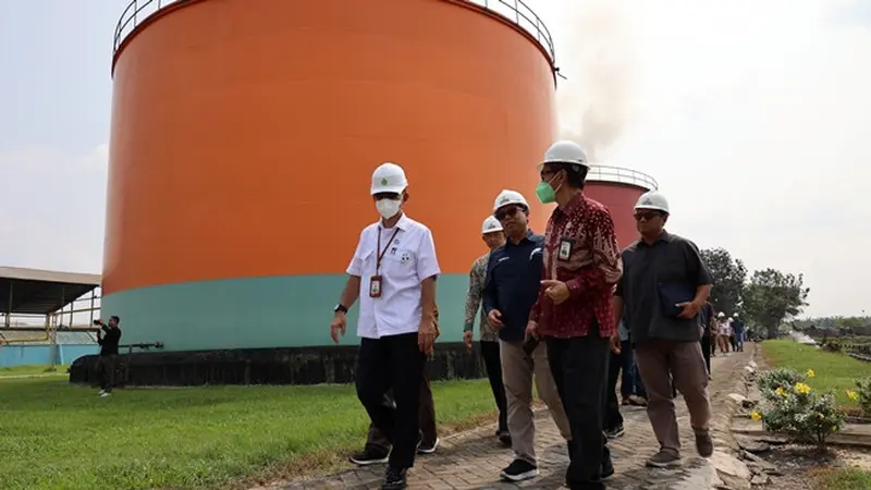 Para petinggi PTPN PalmCo meninjau salah satu pengelohan limbah cair sawit di Riau.