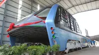 Bus listrik TEB-1 (Transit Elevated Bus) usai uji coba di Qinhuangdao, Hebei, Tiongkok, Rabu (3/8). Bus buatan Tiongkok ini dirancang khusus agar bisa mengangkangi kendaraan dibawahnya. (REUTERS)