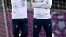 Pelatih Prancis, Didier Deschamps (kiri) berbicara dengan asisten pelatih Guy Stephan selama sesi latihan di Stadion Jassim-bin-Hamad di Doha, 12 Desember 2022. Prancis akan bermain melawan Maroko dalam pertandingan semifinal Piala Dunia 2022 di Stadion Al Bayt, Al Khor, Kamis (15/12/2022) pukul 02.00 WIB. (AFP/Franck Fife)