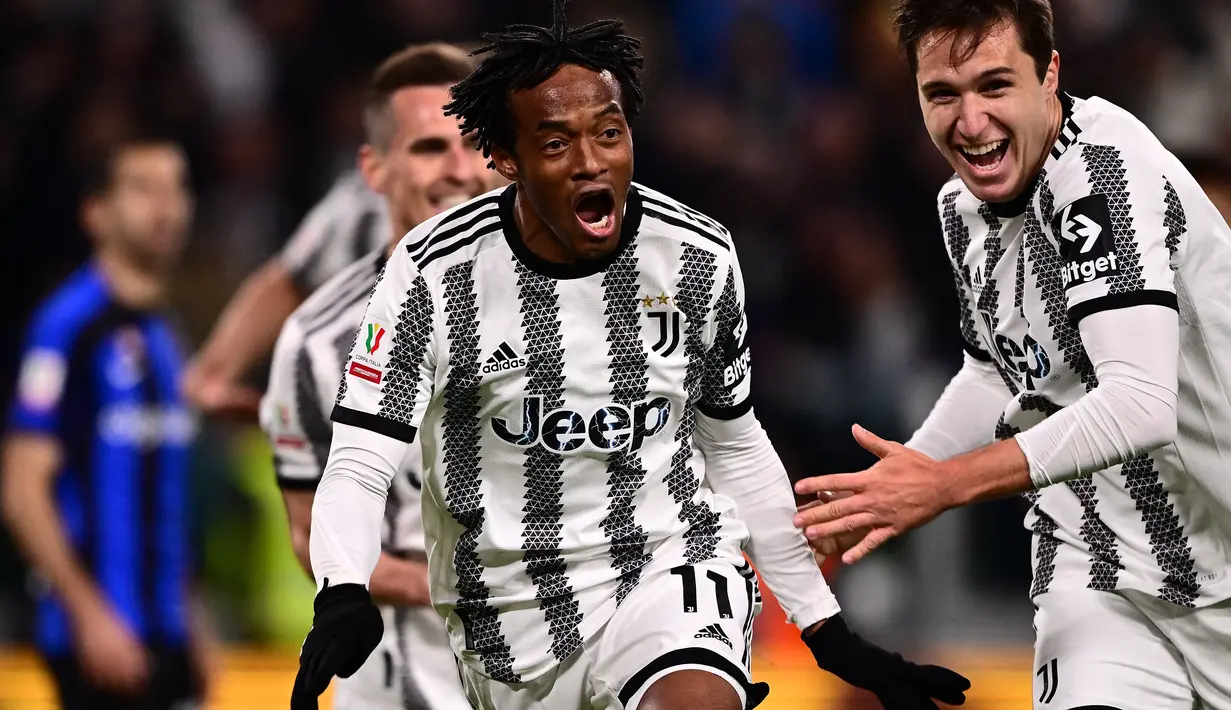<p>Selebrasi gelandang Juventus, Juan Cuadrado setelah menjebol gawang Inter Milan pada laga leg pertama semifinal Coppa Italia 2022/2023 di Allianz Stadium, Turin (4/4/2023). Hanya membela Chelsea selama setengah musim usai didatangkan dari Fiorentina pada tengah musim 2014/2015, Juan Cuadrado kemudian dipinjamkan selama dua musim ke Juventus, hingga akhirnya dipermanenkan pada 2017/2018 dan bertahan menjadi andalan Juventus hingga kini dengan telah mengoleksi 5 gelar Liga Italia selama 5 musim berurutan mulai 2015/2016 hingga 2019/2020. (AFP/Marco Bertorello)</p>