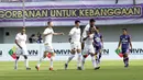 Pemain PSM Makassar merayakan gol yang dicetak oleh Asnawi Mangkualam ke gawang Persita Tangerang pada laga Shopee Liga 1 di Stadion Sport Center Tangerang, Jumat, (6/3/2020). Kedua tim bermain imbang 1-1. (Bola.com/M Iqbal Ichsan)