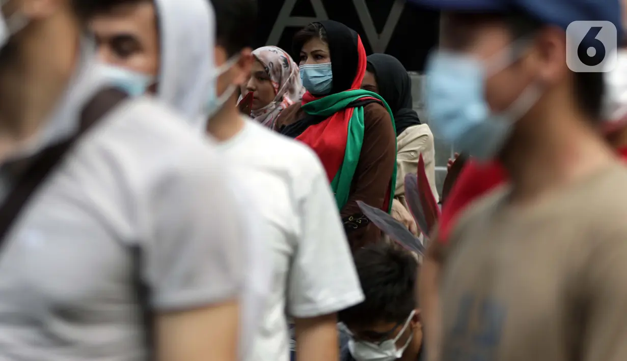 Pencari suaka asal Afghanistan melakukan aksi unjuk rasa di depan Kantor UNHCR, Jalan Kebon Sirih, Jakarta, Selasa (24/8/2021). Aksi ini akhirnya dibubarkan pihak kepolisian karena menimbulkan kerumunan dan kemacetan di sekitar lokasi. (Liputan6.com/Helmi Fithriansyah)
