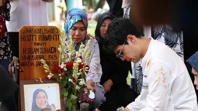 7 Potret Pemakaman Ibunda Maxime Bouttier, Luna Maya Setia Mendampingi