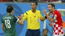 Keributan kecil antara Andres Guardado (Meksiko - kiri) dan Darijo Srna (Kroasia) mewarnai laga terakhir penyisihan Piala Dunia Grup A di Stadion Pernambuco, Recife, Brasil, (24/6/2014). (REUTERS/Brian Snyder)