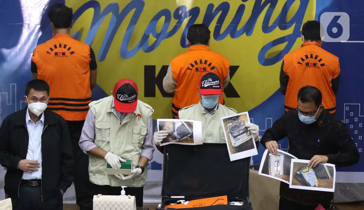Wakil Ketua KPK, Nawawi Pomolango (kiri) bersama petugas menunjukkan barang bukti terkait penetapan Menteri Kelautan dan Perikanan, Edhy Prabowo sebagai tersangka kasus dugaan suap calon eksportir benih lobster di Gedung KPK Jakarta, Rabu (25/11/2020). (Liputan6.com/Helmi Fithriansyah)