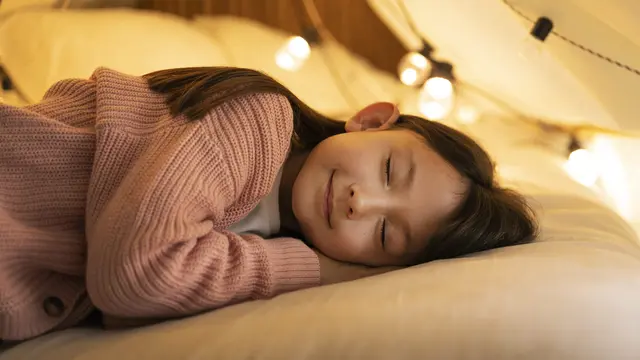 Ilustrasi anak tidur di kamar sendiri