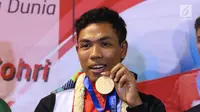 Pelari muda Indonesia, Lalu Muhammad Zohri memperlihatkan medali saat penyambutan di Terminal 3 Bandara Soetta, Tangerang, Selasa (17/7). Lalu M Zohri meraih emas lari 100m putra di Kejuaraan Dunia Atletik U-20. (Liputan6.com/Helmi Fithriansyah)
