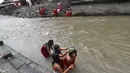 Sejumlah wanita Hindu Nepal mandi suci di sungai Bagmati selama festival Rishi Panchami di Kathmandu (3/9/2019). Di festival ini para wanita berpuasa di siang hari dan berdoa untuk umur panjang untuk suami mereka. (AFP Photo/Prakash Mathema)