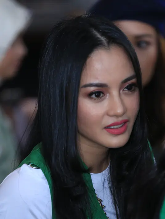 "Tahun lalu aku sih baru melahirkan Cattleya, jadi kita cuman barbeque-an di rumah. Tahun lalunya aku ke Hongkong. Kebtulan kita berdua punya hobi yang sama travelling, ya sudah," ujarnya. (Deki Prayoga/Bintang.com)