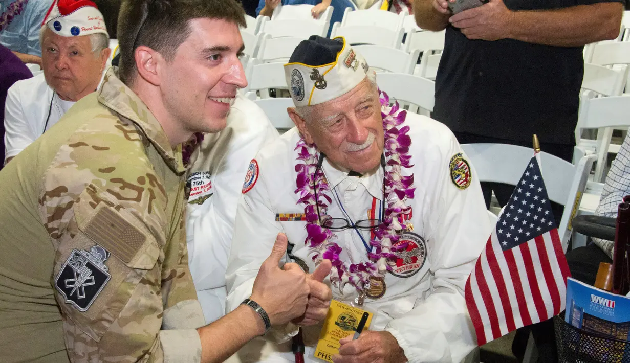 Seorang veteran, Delton Walling berfoto bersama seorang tentara sebelum upacara peringatan ke-75 tahun pengeboman Pearl Harbor dimulai di Honolulu, Hawaii (7/12). Serangan tersebut  menewaskan sekitar 2.403 jiwa tentara AS. (Reuters/ Craig Kojima)