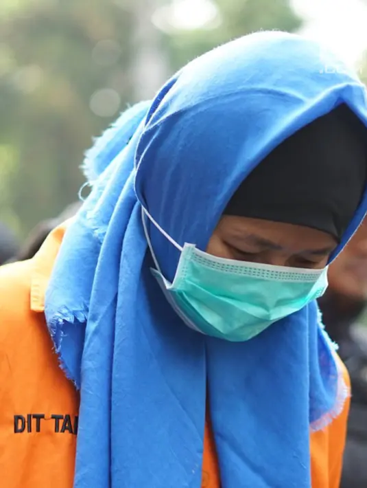 Tersangka kasus istri bunuh dan bakar suami serta anak tiri tertunduk saat dihadirkan di Polda Metro Jaya, Jakarta, Senin (2/9/2019). Polisi membekuk empat tersangka terkait pembunuhan ECP dan MAP. (Liputan6.com/Immanuel Antonius)