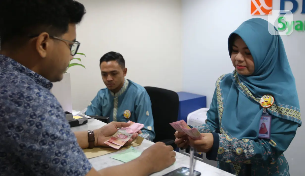Teller melayani nasabah di bank, Jakarta, Rabu (22/1/2020). Gubernur Bank Indonesia Perry Warjiyo mengatakan penguatan nilai tukar rupiah yang belakangan terjadi terhadap dolar Amerika Serikat sejalan dengan fundamental ekonomi Indonesia dan mekanisme pasar. (Liputan6.com/Angga Yuniar)