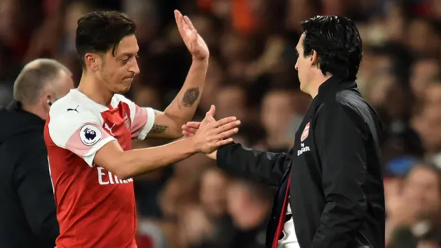 Mesut Ozil bersama Unai Emery.