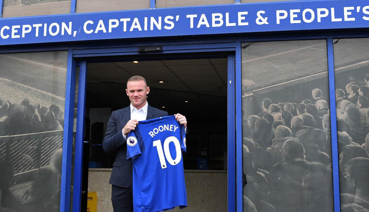 Pemain anyar Everton, Wayne Rooney, memegang jersey dengan nomor punggung 10 saat perkenalan di Goodison Park, Liverpool, Senin (10/7/2017). (AFP/Paul Ellis)