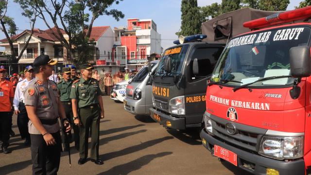 Sejumlah pejabat perwakilan dinas intansi Garut, tengah menyaksikan kesiapan kendaraan taktis dan alat berat dalam Apel Siaga Gabungan Natal dan Tahun Baru di Garut