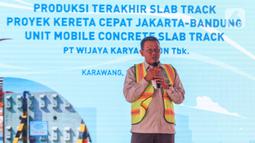 Direktur Utama Wika Beton Kuntjara memberikan sambutan  dalam Seremoni Produksi Terakhir Slab Track KCJB di pabrik Slab Track PT Wika Beton, Karawang, Jawa Barat, Rabu (18/5/2022). (Liputan6.com/Herman Zakharia)