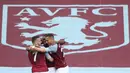 Aston Villa unggul melalui Bertrand Traore menit 24'. Tendangan kaki kirinya tak mampu dijangkau oleh Lindelof dan juga Dean Henderson. (Foto: AFP/Pool/Nick Potts)