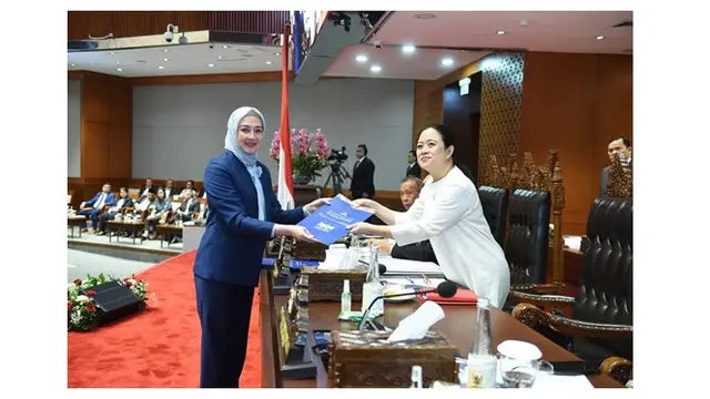 6 Fashion Ibu Pejabat ala Dina Lorenza, Sederhana dan Modis untuk Usia 50 Tahun