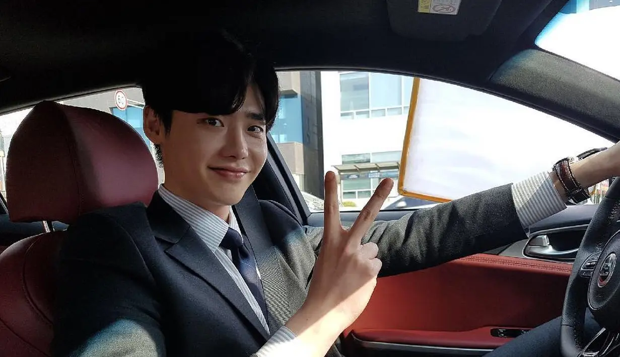 Hanya Lee Jong Suk dan beberapa pemeran lainnya yang sedang melakukan syuting Hymn of Death. (Foto: instagram.com/jongsuk0206)