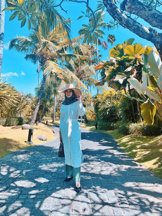 Poppy Bunga yang kini masih berusia 28 tahun ini pun dipuji oleh banyak netizen akan pesonanya. Sudah jadi ibu rumah tangga yang memiliki dua orang anak. (Liputan6.com/IG/@poppybungariphat)