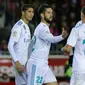 Pemain Real Madrid, Isco (tengah) menyumbang satu gol saat melawan CD Numancia pada laga Copa Del Rey di Nuevo Estadio Los Pajaritos stadium, Soria, (4/1/2018). Madrid menang 3-0. (AFP/Cesar Manso)