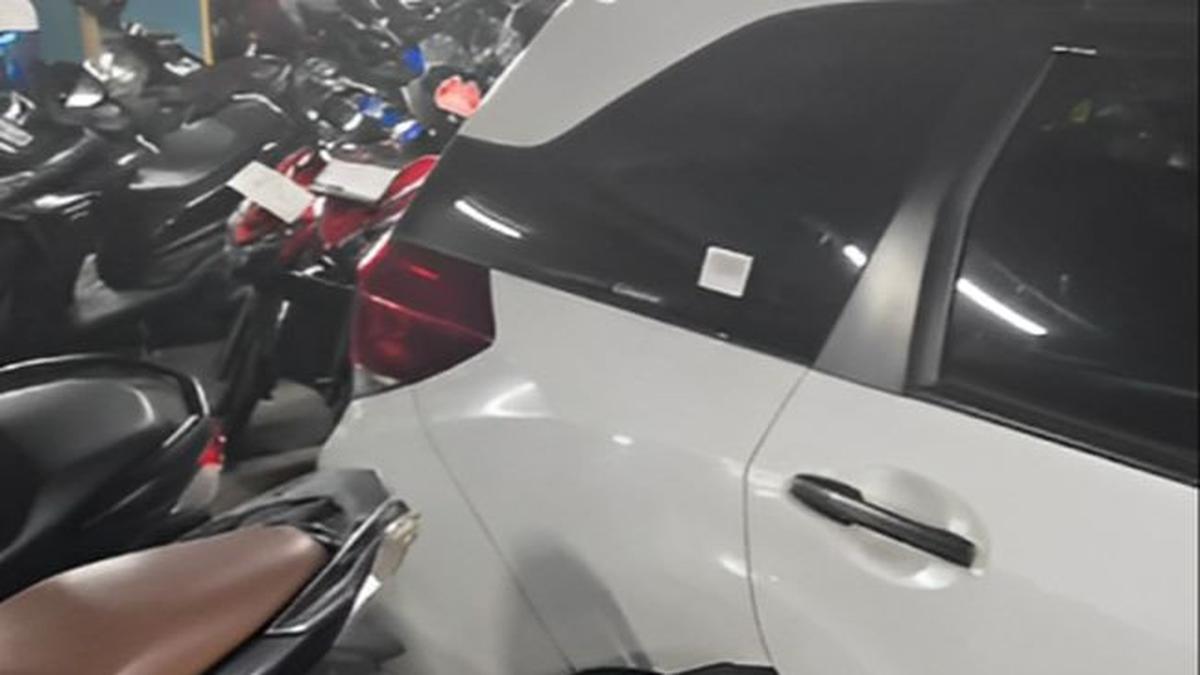 Salah Pilih Lokasi Parkir, Mobil Ini Dikerubungi oleh Sepeda Motor