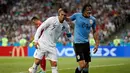 Penyerang Portugal, Cristiano Ronaldo membantu Penyerang Uruguay, Edinson Cavani yang Cedera keluar lapangan saat pertandingan babak 16 besar Piala Dunia 2018 di Stadion Fisht di Sochi, Rusia (30/6).  (AP Photo/Francisco Seco)