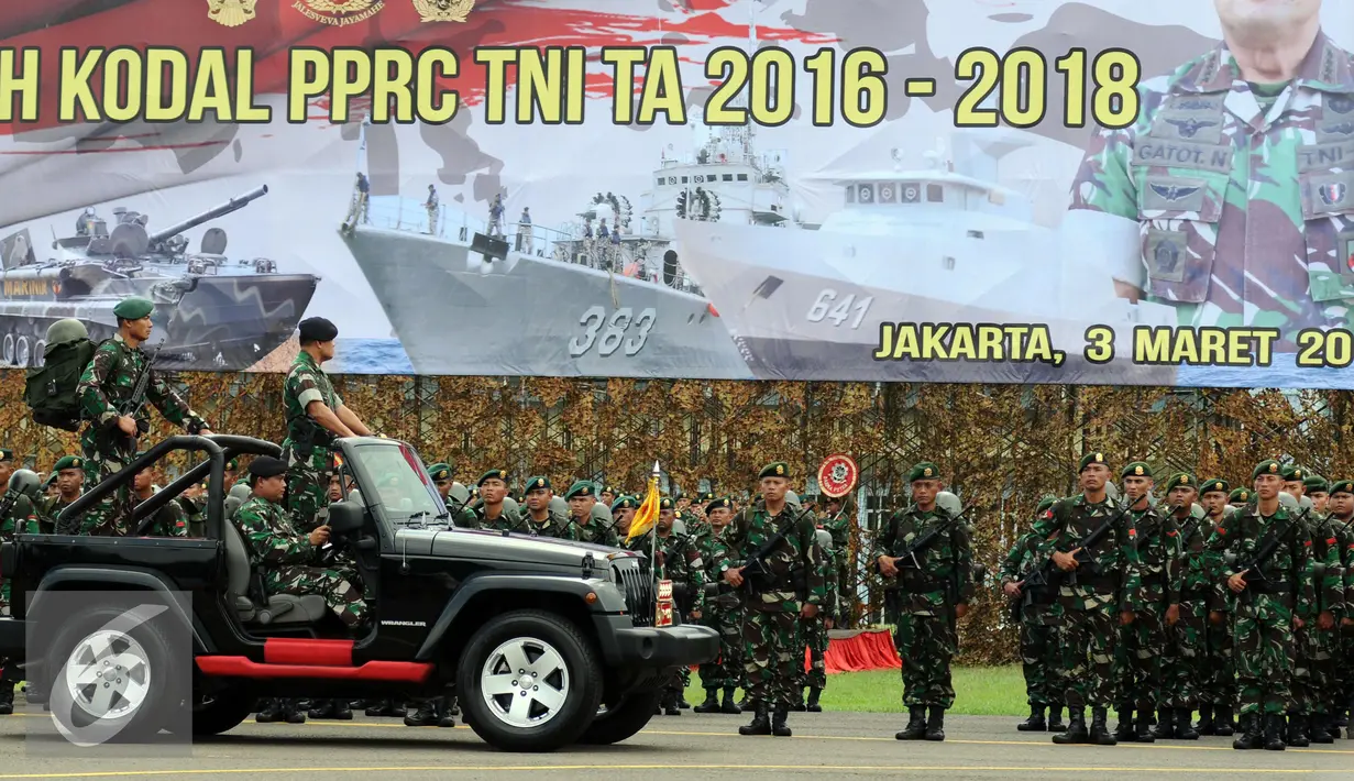 Panglima TNI Jenderal Gatot Nurmantyo melakukan inspeksi pasukan Upacara Alih Kodal PPRC TNI TA 2016-2018 di Halim Perdanakusuma, Jakarta, Kamis (3/3/2016). Serah tugas dari Pangdiv II Kostrad ke Pangdiv I Kostrad. (Liputan6.com/Helmi Fithriansyah)