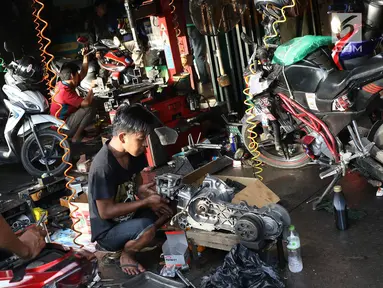 Montir mengecek kondisi kendaraan di bengkel sepeda motor di Jakarta, Jumat (16/6). Jelang libur Idul Fitri, warga Ibukota mulai memersiapkan kendaraannya yang akan digunakan untuk mudik. (Liputan6.com/Immanuel Antonius)