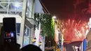 Pengunjung menyaksikan pesta kembang api di langit saat Jakarta Fair ke-53 atau Pekan Raya Jakarta (PRJ) di JiExpo Kemayoran, Jakarta Pusat, Selasa (21/6/2022) malam. Pesta kembang api menggelegar di kawasan PRJ bertepatan dengan HUT Jakarta yang jatuh pada besok, 22 Juni 2022. (Liputan6.com/Herman Zakharia)
