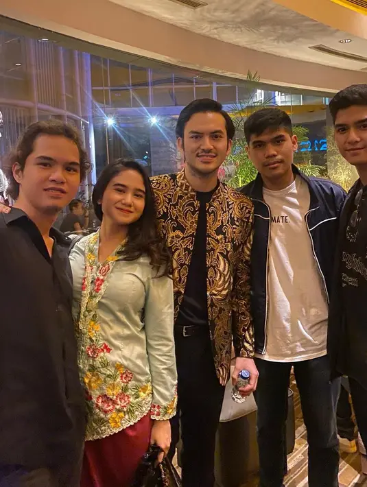 Selain kebaya brokat, kebaya encim dengan ciri khas bordir pada tepian kebaya juga terlihat begitu menarik saat dikenakan. Pilihan warna dasar dan bordir yang beragam semakin menambah keseruan tampilan.