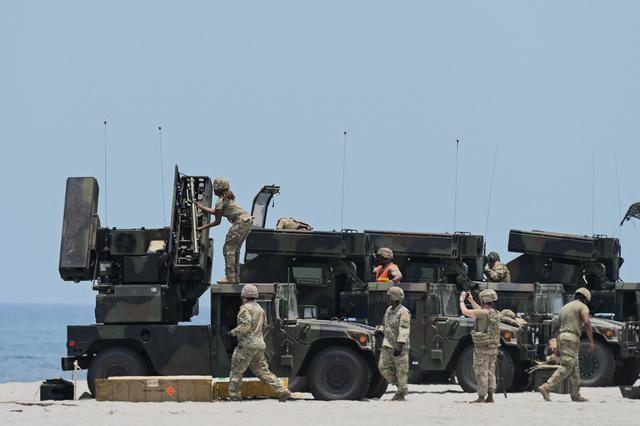 Hampir 18.000 tentara telah mengambil bagian dalam latihan tahunan yang dijuluki Balikatan, atau 'bahu bahu' dalam bahasa Filipina. (AFP/JAM STA ROSA)