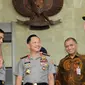  Kapolri  Jenderal (Pol) Tito Karnavian (kiri) di dampingi Ketua KPK Agus Rahardjo keluar dari Gedung  KPK, (19/8). Kunjungan ke KPK ini dalam rangka untuk mempererat hubungan sekaligus kerja sama antarlembaga. (Liputan6.com/Helmi Afandi) 