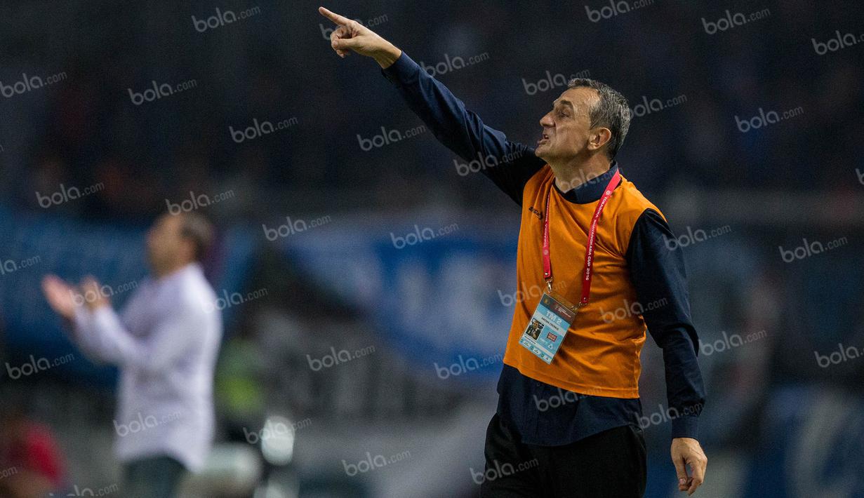 Pelatih Arema Cronus, Milomir Seslija, merupakan pelatih berusia 51 tahun yang berasal dari Sarajevo, Bosnia. (Bola.com/Vitalis Yogi Trisna)