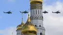 Helikopter Rusia Mi-8 dan Mi-26 terbang di atas katedral Kremlin saat latihan untuk parade militer Hari Kemenangan di Moskow, Kamis (4/5). Rusia akan merayakan HUT ke-72 dari kemenangan atas Nazi Jerman pada 9 Mei 1945. (AFP PHOTO / Natalia KOLESNIKOVA)