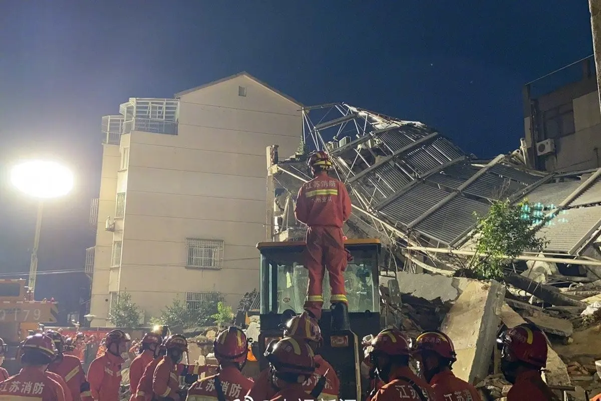 Sebuah operasi penyelamatan sedang berlangsung setelah sebuah hotel runtuh di Suzhou, China. (Weibo)