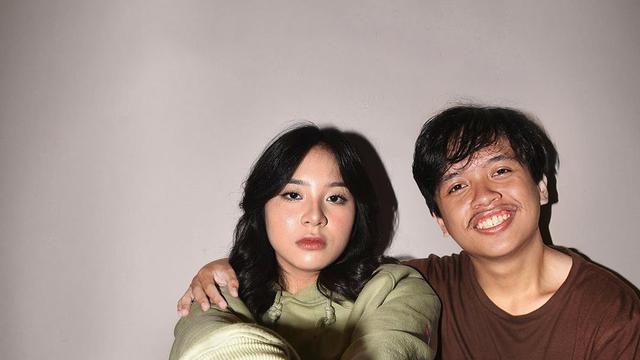 6 Editan Foto Cowok Bareng Zee dan Freya JKT48 Ini Halu Banget, Kocak