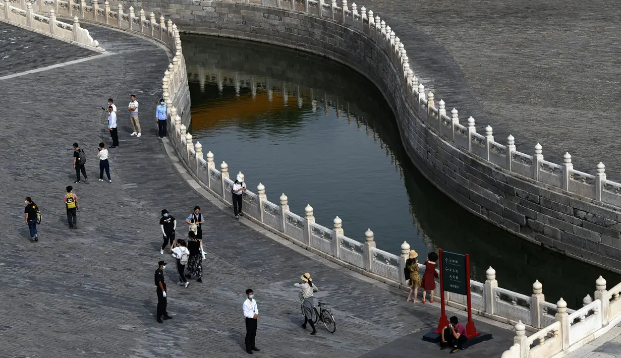 Pengunjung ramaikan Museum Istana di Beijing, China, Kamis (10/9/2020). Pameran bertajuk Kemegahan Abadi: Enam Abad di Kota Terlarang diselenggarakan di Museum Istana yang juga dikenal sebagai Kota Terlarang untuk memperingati 600 tahun usia bekas kompleks kekaisaran tersebut. (Xinhua/Jin Liangkuai)