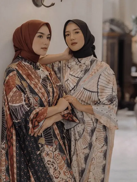 Gaya Citra dan Erica cocok untuk dikenakan saat hari Lebaran. Kedua mengenakan tunik bercorak nuansa earth tone. Credit: Instagram (@ericaputrii)