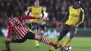 Danny Welbeck mencoba melewati hadangan pemain Southampton, Florin Gardos pada putaran keempat Piala FA musim 2016-2017 di St Mary's Stadium,  (28/1/2017. Arsenal menang 5-0. (Nick Potts/PA via AP)