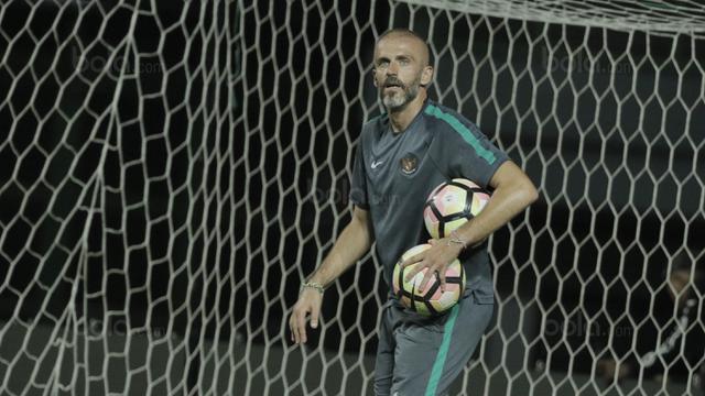 Pelatih kiper timnas Indonesia U-22, Eduardo Perez