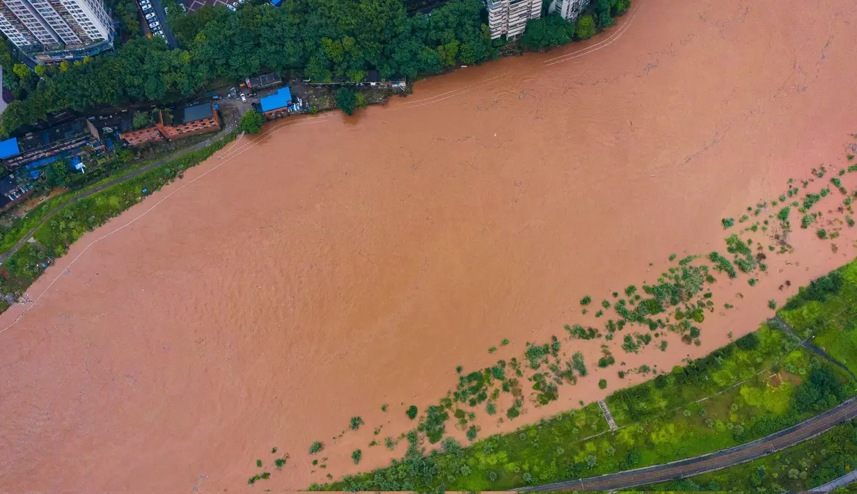 Foto dari udara kondisi banjir di Distrik Qijiang, Kota Chongqing, China barat daya (1/7/2020). Guyuran hujan telah menyebabkan peningkatan debit air ke sungai-sungai di daerah pusat kota, dan beberapa pagar pengaman di sepanjang sungai rusak oleh derasnya arus air. (Xinhua/Chen Xingyu)