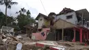 Kondisi rumah yang hancur akibat gempa Banten di Citalahab, Desa Melasari, Nanggung, Bogor, Rabu (24/1). Sebanyak 464 unit bangunan termasuk satu sekolah, satu masjid, dan dua mushola rusak parah akibat gempa. (Liputan6.com/Ahmad Sudarno)