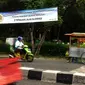 Salah satu pedagang ngabuburit UGM nekat berjualan di sepanjang Jalan Olahraga dan Jalan Notonegoro, Bulaksumur, Sleman, Daerah Istimewa Yogyakarta. (Liputan6.com/Switzy Sabandar)